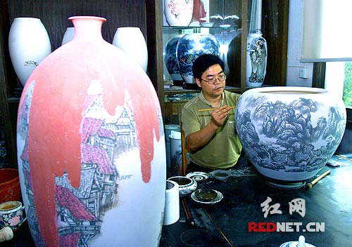 這位醴陵醴泉窯的工藝師說,描繪這樣一只釉下彩瓷瓶要花一個星期。