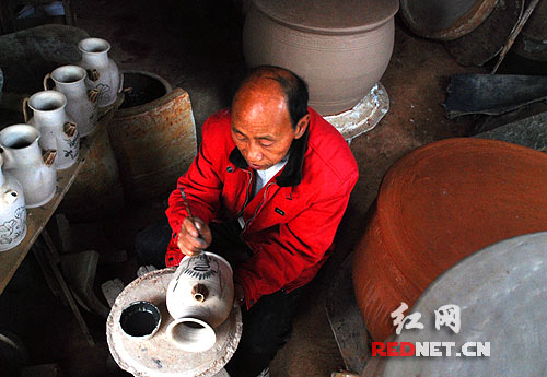 為新制作的陶器描畫(huà)紋樣