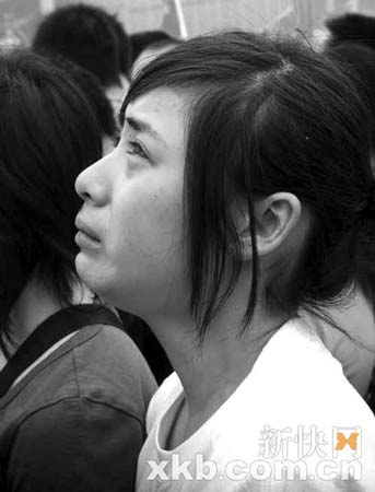 成都數千市民跪悼逝者 吶喊1小時不愿離去(圖)
