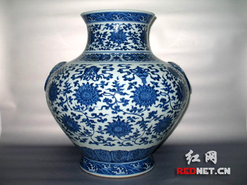 清乾隆青花纏枝蓮托八寶紋雙耳尊。