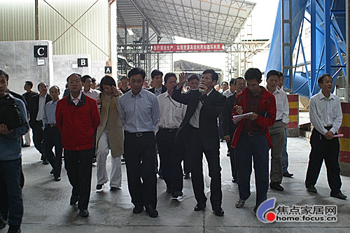 三水區(qū)黨政領(lǐng)導(dǎo)參觀考察卓遠(yuǎn)陶瓷廠區(qū)并給予高度評(píng)價(jià)