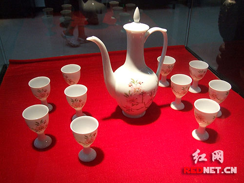 價(jià)值達(dá)300萬元的“毛瓷”酒具,在展柜中顯得神秘而珍貴。