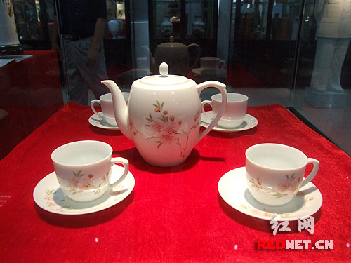 現(xiàn)身展覽的另一套“毛瓷”茶具同樣也是只展不賣。