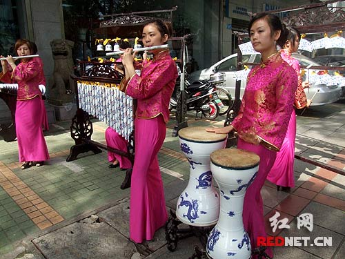 陶樂現(xiàn)場演奏,為展覽增添了多元藝術(shù)氛圍。