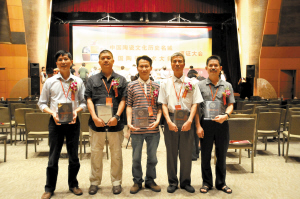 霍冠華、封偉民、黃志偉、龐文忠、潘汾淋(從左至右)5位佛山陶藝大師晉身“國家級”,13日,在北京捧過沉甸甸的證書后合影。