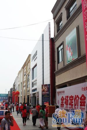 總裁駐店簽售吸引了很多消費(fèi)者前來選購陶衛(wèi)產(chǎn)品 總裁駐店簽售吸引了很多消費(fèi)者前來選購陶衛(wèi)產(chǎn)品