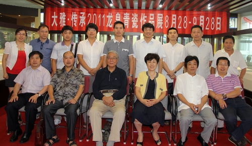 收藏愛好者與北京閩龍?zhí)沾伤囆g(shù)館館長陳進(jìn)林、龍泉陶瓷大師合影留念