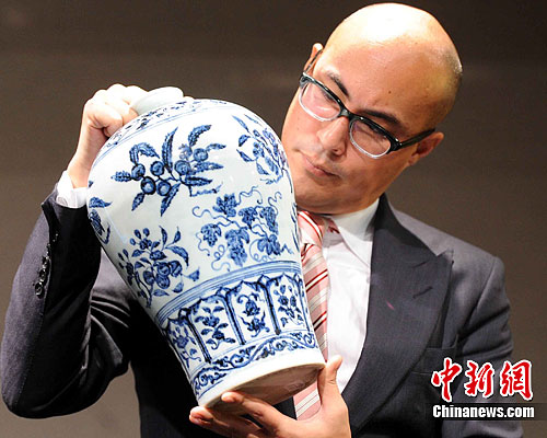 香港蘇富比將于10月5日舉行中國瓷器及工藝品秋季拍賣,是次拍賣將呈現(xiàn)一件明朝御瓷絕品,為明永樂 青花如意垂肩折枝花果紋梅瓶,市場估價8千萬至1.2億港元。中新社發(fā) 譚達明 攝