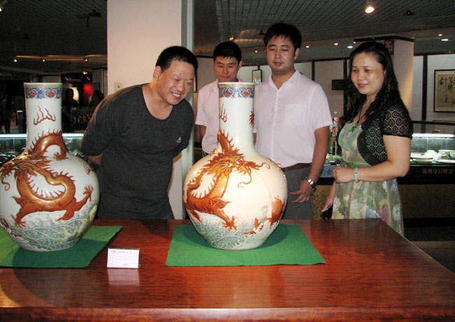 2011淄博陶瓷珍玩拍賣(mài)(展示)會(huì)預(yù)展拉開(kāi)帷幕 2011淄博陶瓷珍玩拍賣(mài)(展示)會(huì)預(yù)展拉開(kāi)帷幕