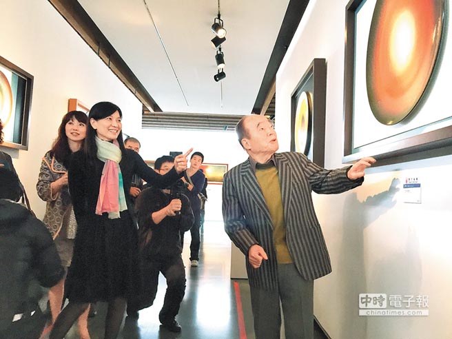 王修功臺(tái)灣陶藝拓荒者 多彩釉作品釉彩幻千 超越古代三彩釉面變化乃帶領(lǐng)藝術(shù)陶瓷跳出仿古、走向現(xiàn)代化的重要推手 王修功臺(tái)灣陶藝拓荒者 多彩釉作品釉彩幻千 超越古代三彩釉面變化乃帶領(lǐng)藝術(shù)陶瓷跳出仿古、走向現(xiàn)代化的重要推手