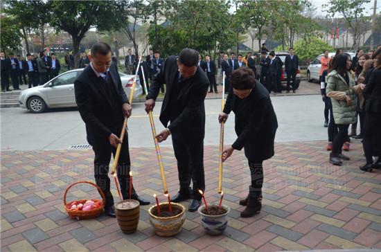 廣東昊晟陶瓷有限公司營(yíng)銷總經(jīng)理翁文平(左一)廣東昊晟陶瓷有限公司產(chǎn)品拓展部經(jīng)理關(guān)宗傳(中)廣東昊晟陶瓷有限公司財(cái)務(wù)部經(jīng)理羅燕清(右一)