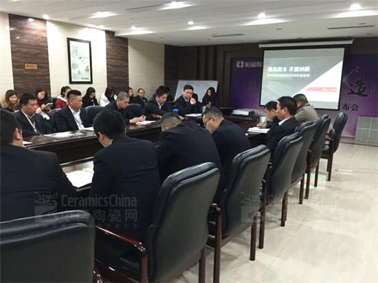 在會(huì)議中,營(yíng)銷中心各個(gè)銷區(qū)的業(yè)務(wù)員及各個(gè)部門的經(jīng)理也先后作了2015年的工作總結(jié)和2016年的工作規(guī)劃