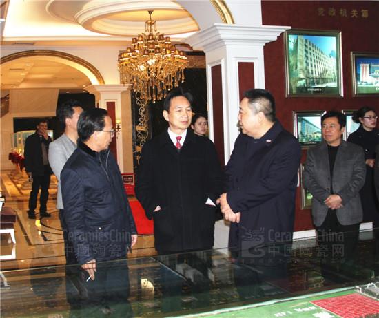 嘉俊董事長葉榮崧(前排左一)與嘉俊副董事長陳耀強(qiáng)(前排右一)陪同考察
