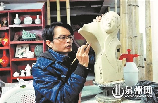 從事工藝美術(shù)行業(yè)10多年來,泉州市帝堯古陶瓷研究院執(zhí)行院長傅華中始終以本土文化為核心,創(chuàng)作了許多以本土文化創(chuàng)意為主題的作品。在藝術(shù)陶瓷的產(chǎn)業(yè)化、旅游產(chǎn)品的創(chuàng)新化方面實(shí)現(xiàn)了經(jīng)濟(jì)效益和社會效益的相統(tǒng)一。