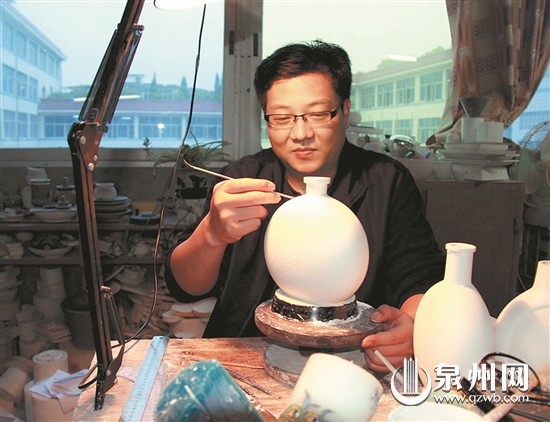 “在做強(qiáng)做大陶瓷產(chǎn)業(yè)的同時(shí),更要注重陶瓷文化內(nèi)涵的挖掘。”多年來(lái),福建省佳美集團(tuán)公司總經(jīng)理陳志翰引領(lǐng)企業(yè)走“文化品牌經(jīng)營(yíng)”的路子,努力實(shí)現(xiàn)“由陶瓷產(chǎn)品輸出向文化品牌輸出的轉(zhuǎn)變”,推動(dòng)陶瓷文化產(chǎn)業(yè)轉(zhuǎn)型升級(jí)。
