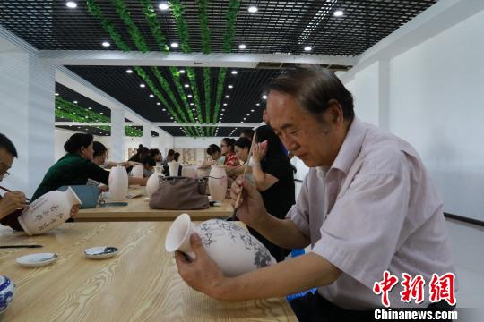 國(guó)內(nèi)外陶瓷書畫藝術(shù)愛好者、創(chuàng)業(yè)者等200余人參加開幕當(dāng)日活動(dòng) 沈殿成 攝 國(guó)內(nèi)外陶瓷書畫藝術(shù)愛好者、創(chuàng)業(yè)者等200余人參加開幕當(dāng)日活動(dòng) 沈殿成 攝