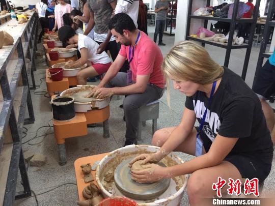 在了解陶瓷制作流程后,各國留學(xué)生在中國唯一以陶瓷命名的多科性本科高校——景德鎮(zhèn)陶瓷大學(xué)獲得了“一顯身手”的機會。 吳鵬泉 攝