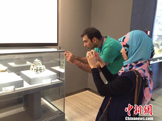 在景德鎮(zhèn)中國陶瓷博物館,不少留學(xué)生對極具中國歷史文化特色、精美細致的陶瓷贊嘆不已,深感中國高超的制瓷技藝。 吳鵬泉 攝