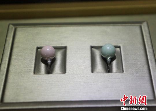 企業(yè)展示的陶瓷珠寶戒指!⊥蹶魂(yáng) 攝