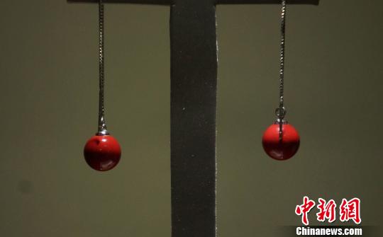 企業(yè)展示的陶瓷珠寶,光澤誘人,異常精美!⊥蹶魂(yáng) 攝