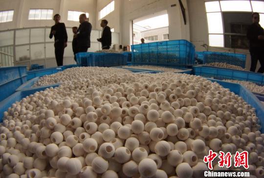 企業(yè)負(fù)責(zé)人稱,以陶瓷廢渣制作陶瓷珠寶,歷經(jīng)十年技術(shù)攻關(guān),變廢物為珠寶,節(jié)約了原料資源,并可實(shí)現(xiàn)反復(fù)循環(huán)利用。 王昊陽(yáng) 攝