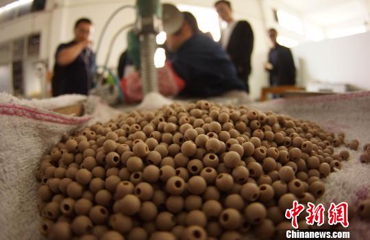 原料中95%的成份為當(dāng)?shù)靥沾蓮U渣,工人將其粉碎后,制作成圓形瓷珠!⊥蹶魂(yáng) 攝