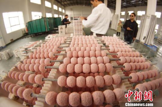 工人正在批量生產(chǎn)陶瓷珠寶!⊥蹶魂(yáng) 攝