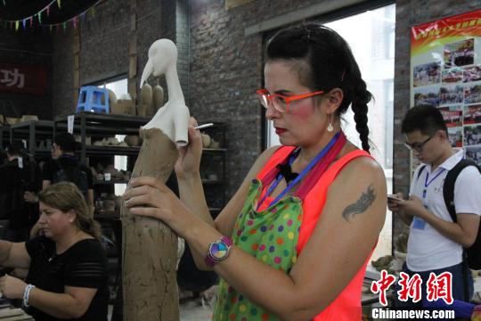 土耳其的一位陶藝家現(xiàn)場(chǎng)制作藝術(shù)品!≡鴿 攝 土耳其的一位陶藝家現(xiàn)場(chǎng)制作藝術(shù)品!≡鴿 攝