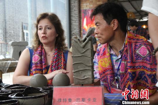 土耳其的藝術(shù)家穆特魯·巴斯卡亞接受記者的采訪。 曾潔 攝 土耳其的藝術(shù)家穆特魯·巴斯卡亞接受記者的采訪!≡鴿 攝